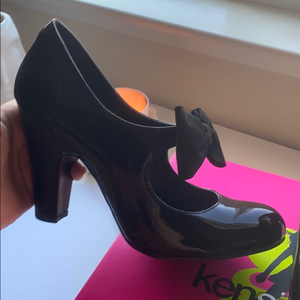 KENSIEGIRL FAUX PATENT LEATHER HEELS, W/BOW SIZE 7